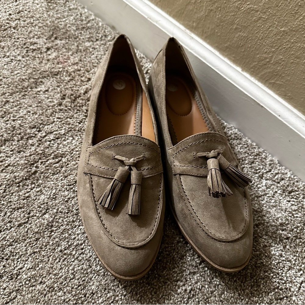 Woman’s Tan Brown Dress Barn Loafers Size 8.5